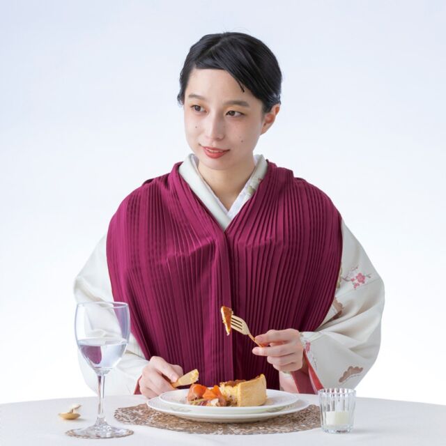 Table With 洋服の汚れを気にせずに 食事ができるエプロン